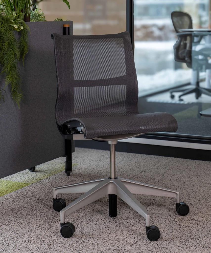 Lot de 80 pièces Herman Miller remises à neuf, Maison & Meubles, Chaises, Comme neuf, Cinq, Six Chaises ou plus, Synthétique, Métal