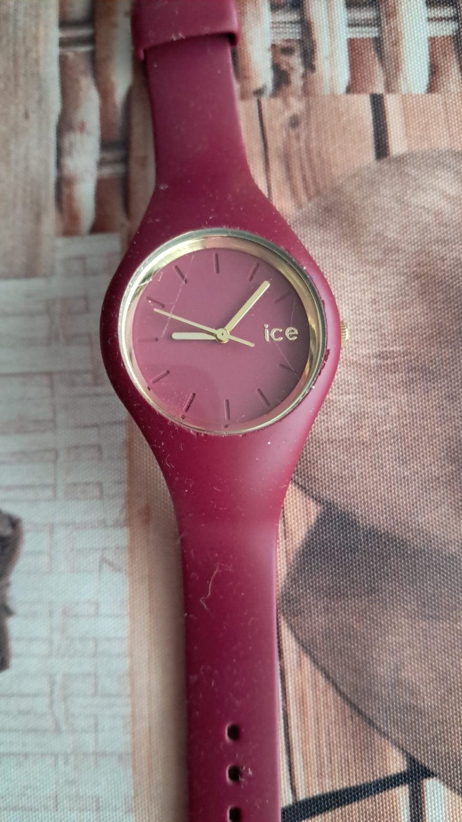 Nieuwe bordeaukleurige Ice watch., Ophalen