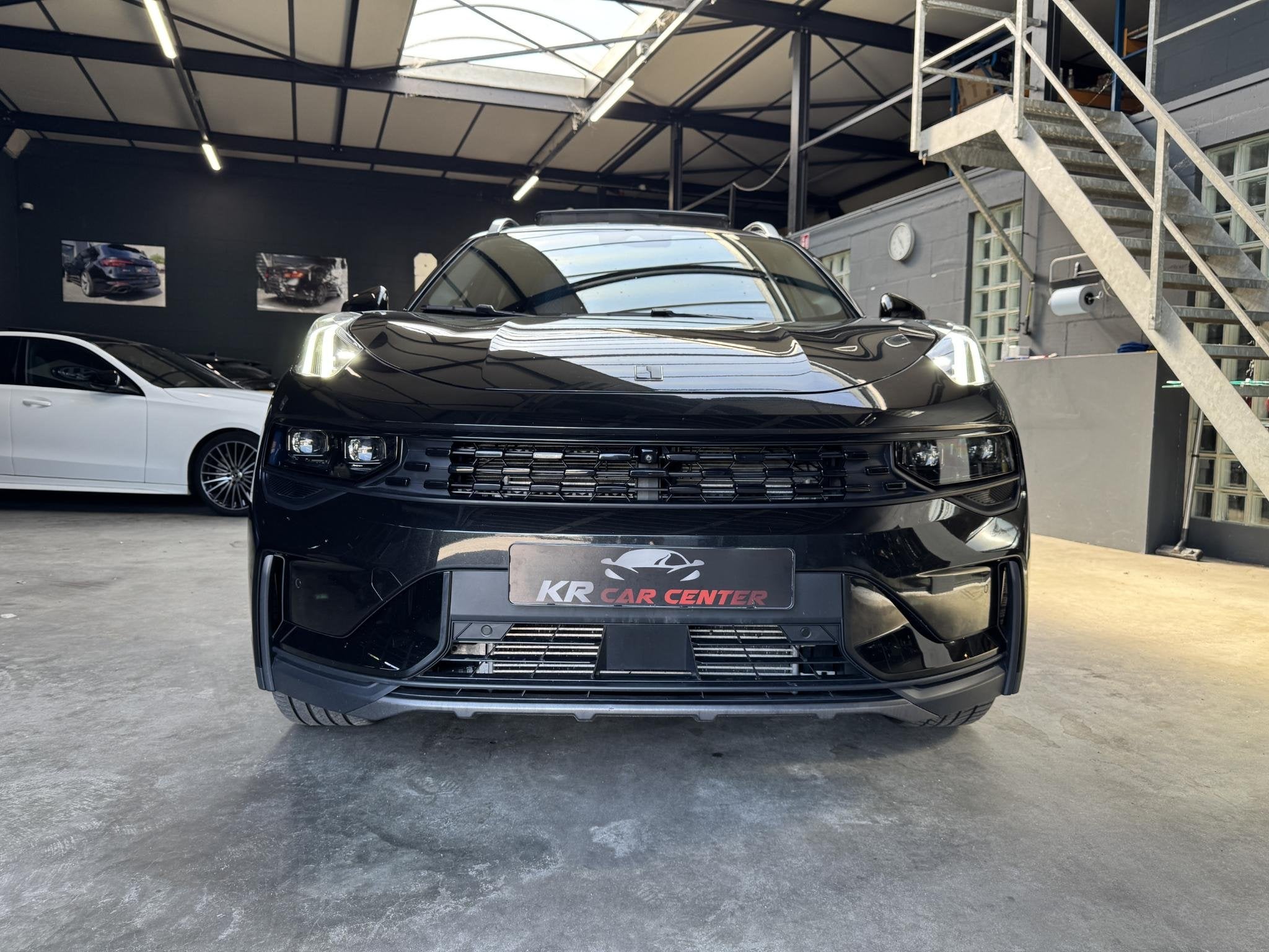 Lynk & Co 01 1.5 ZWARTE HEMEL-BLACK PACK-PANO-360-MEMORY, Auto's, Stof, Gebruikt, Euro 6, 192 kW