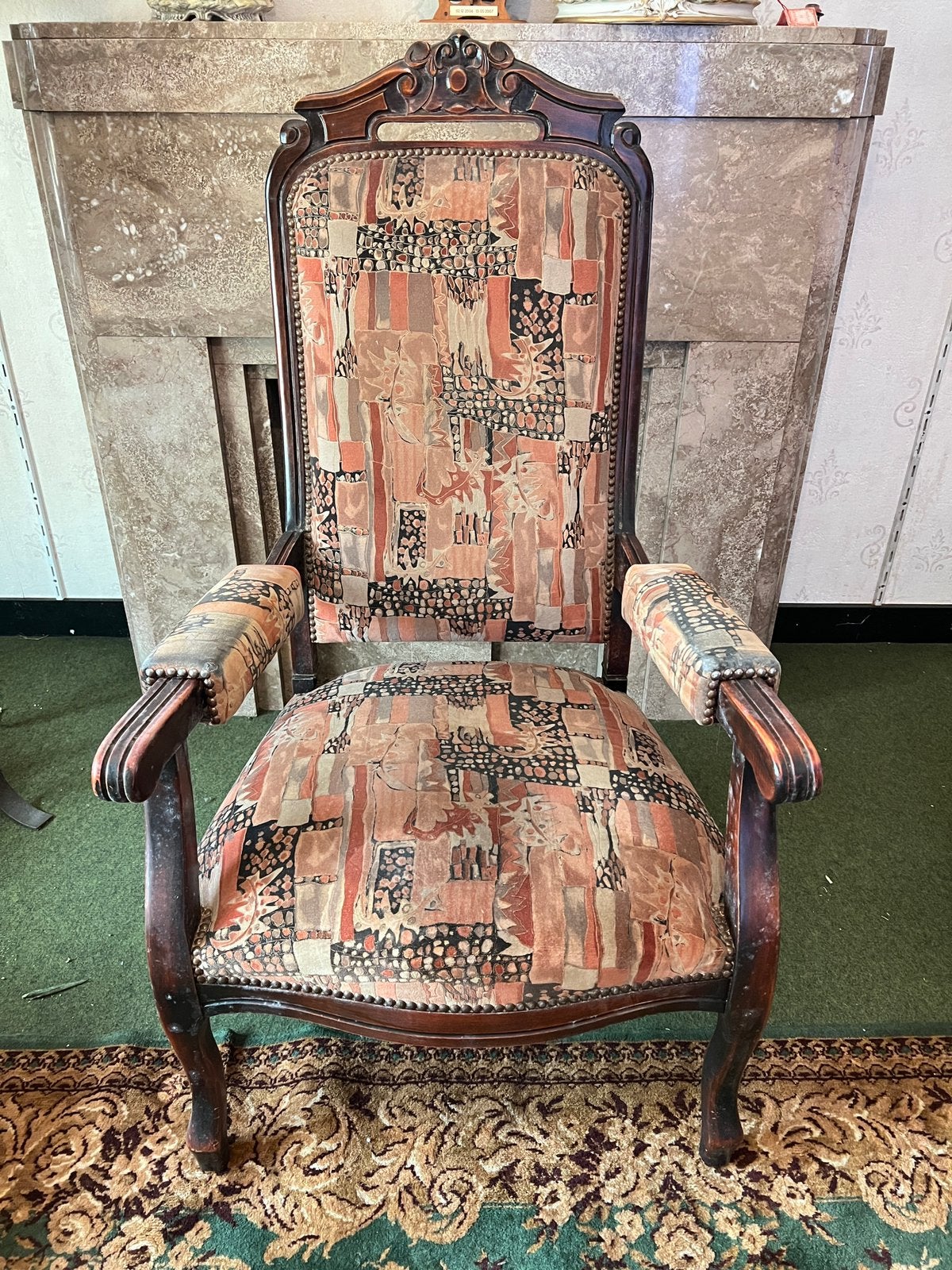 Fauteuil ancien style Louis XV en bois sculpté, Enlèvement