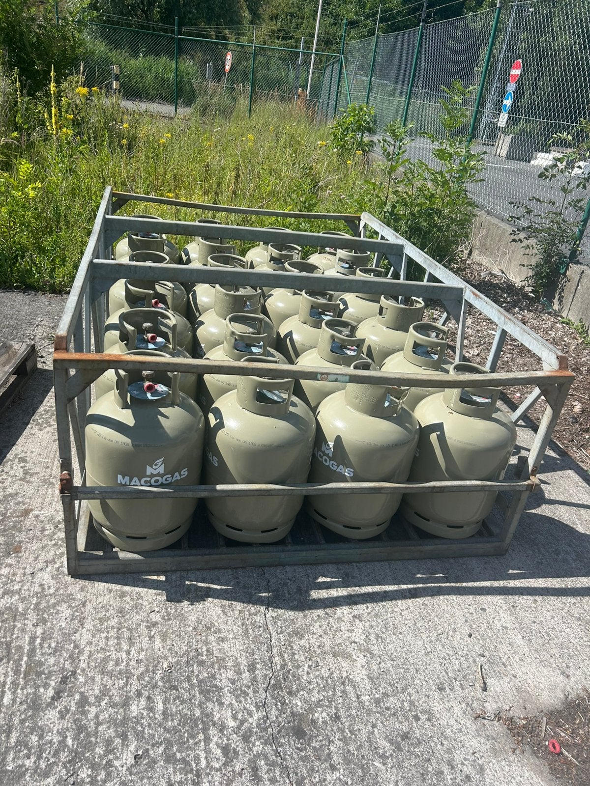 Lot 24 flessen Macogas propaan en 3 flessen Cargas, Ophalen