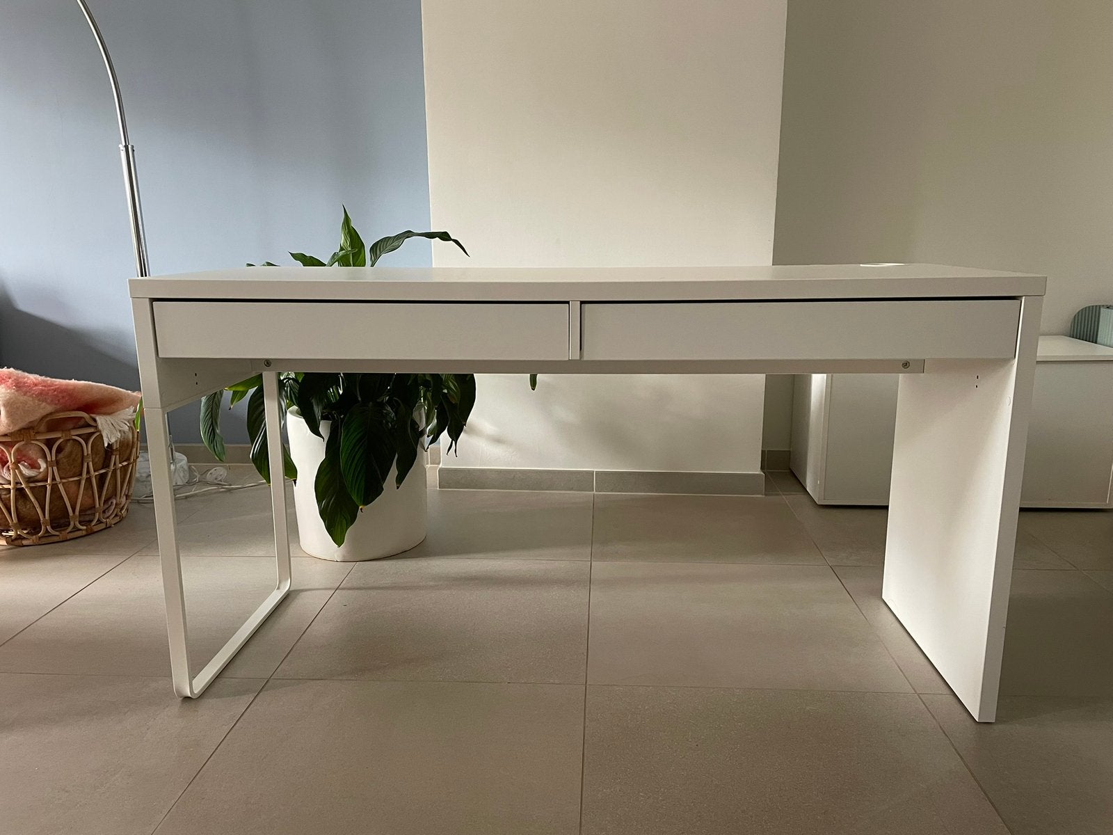 Bureau Micke (Ikea), Maison & Meubles, Goulotte de câbles, Enlèvement, Utilisé, IKEA