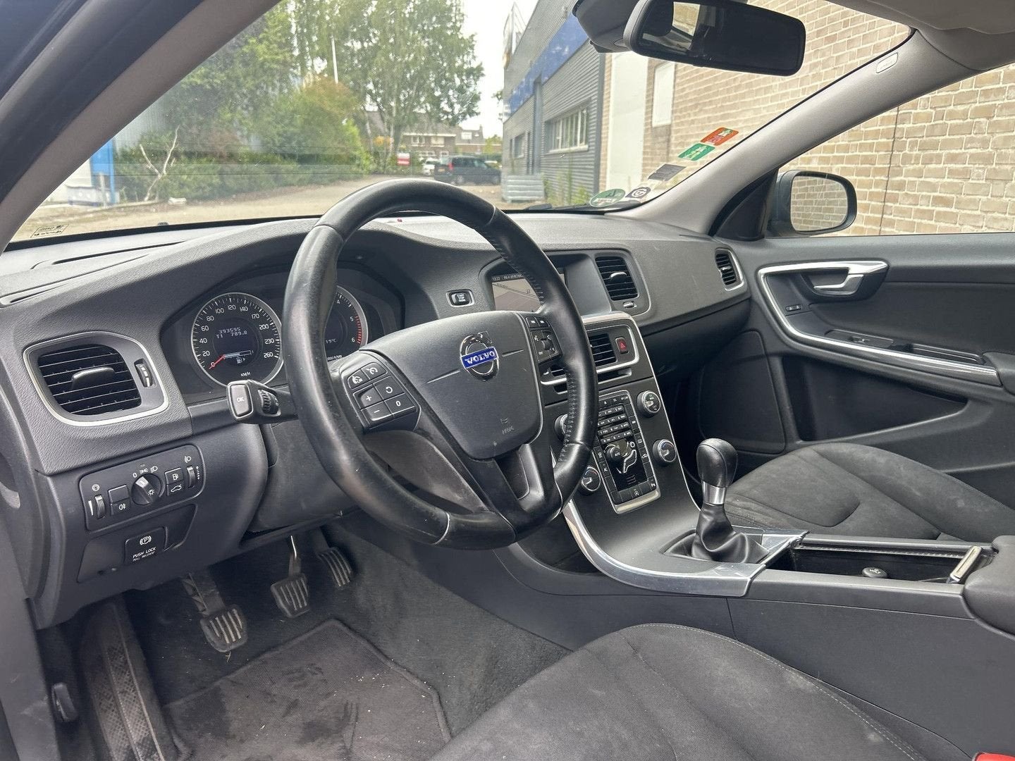 Volvo V60 1.6 D2 Kinetic | Climate | Cruise | Navi | PDC | A, Auto's, Volvo, Zwart, Start-stop-systeem, 119 g/km, Zilver of Grijs