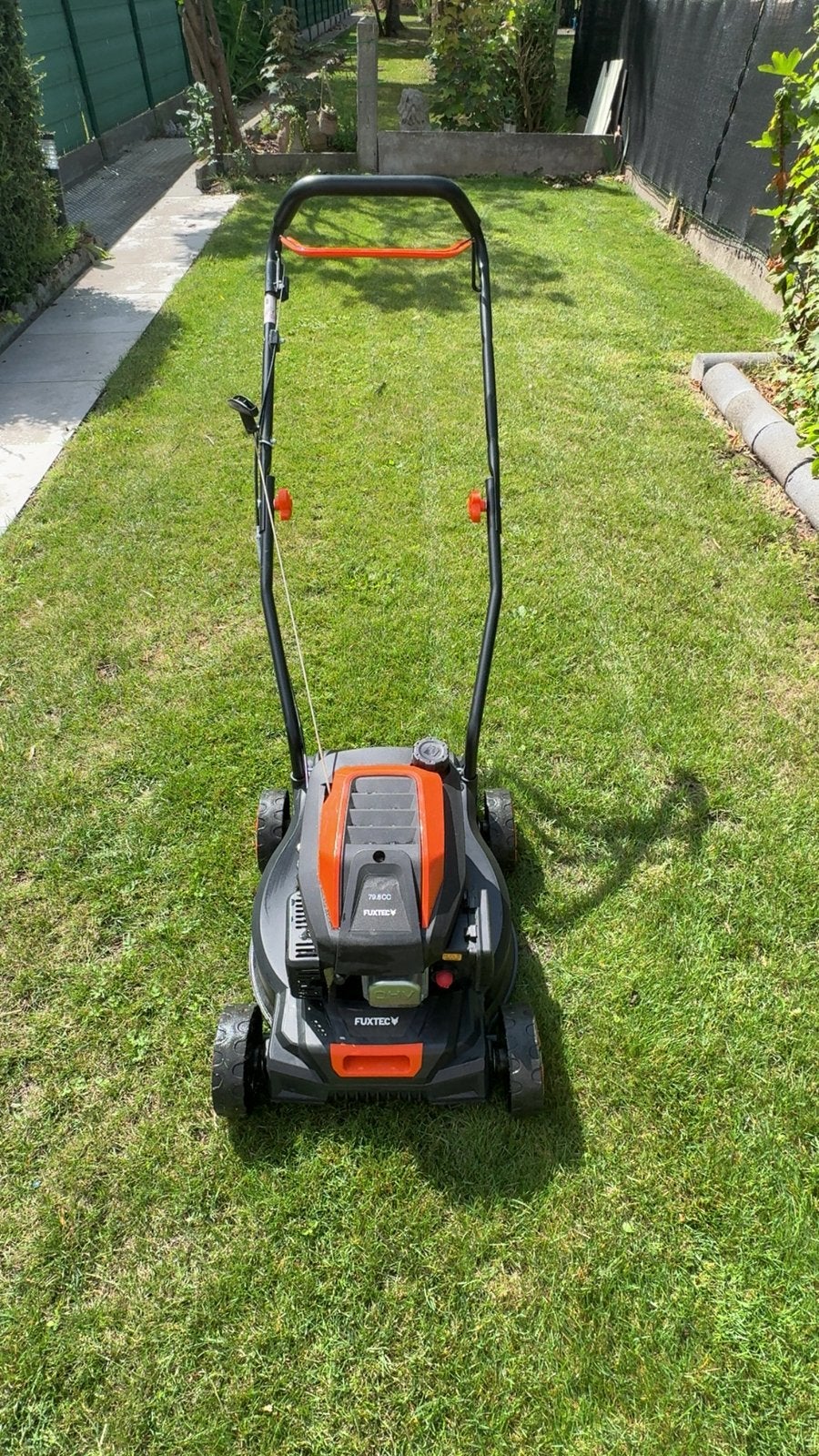 Benzine grasmachine, Tuin en Terras, Grasmaaiers, Ophalen, Cirkelmaaier, Zo goed als nieuw, Opvangzak