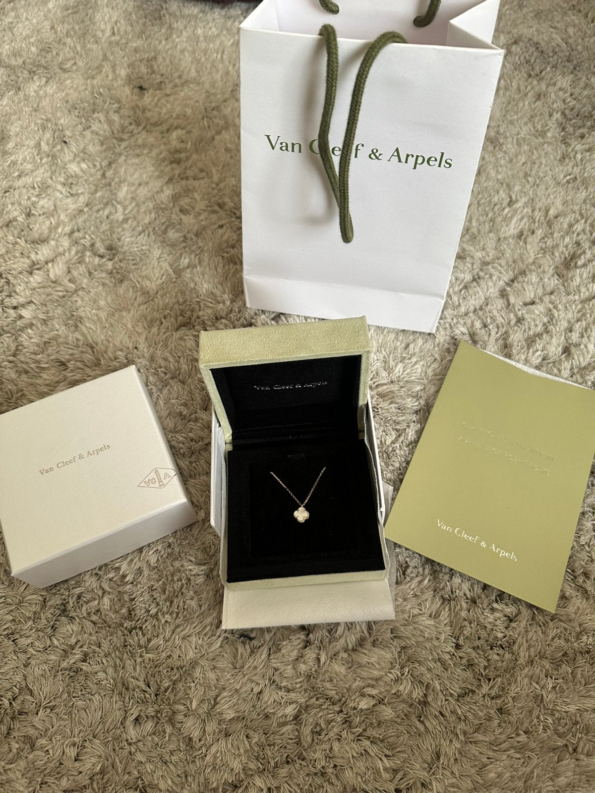 Nieuwe 18k gouden VCA VAN CLEEF halsketting, Handtassen en Accessoires, Horloges | Dames, Ophalen, Zo goed als nieuw