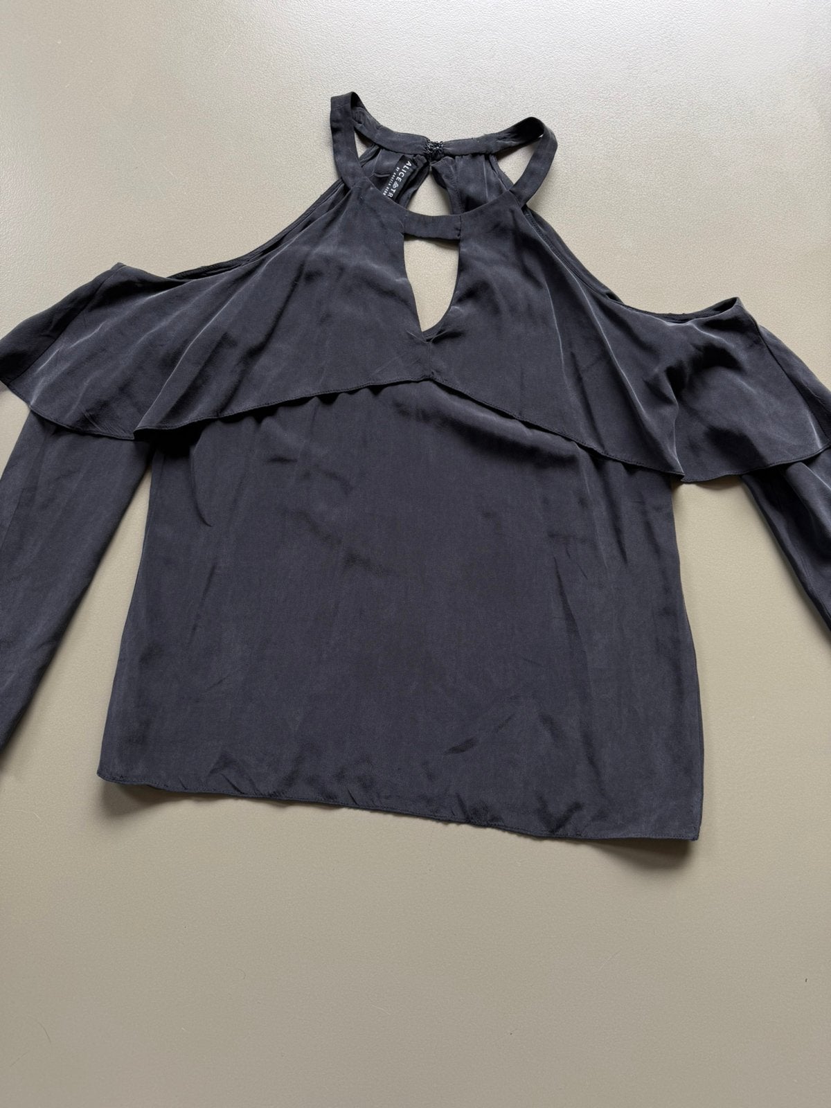 Matzwarte zijde cold-shoulder blouse Alice & Trixie, Kleding | Dames, Verzenden, Zo goed als nieuw, Maat 36 (S), Zwart