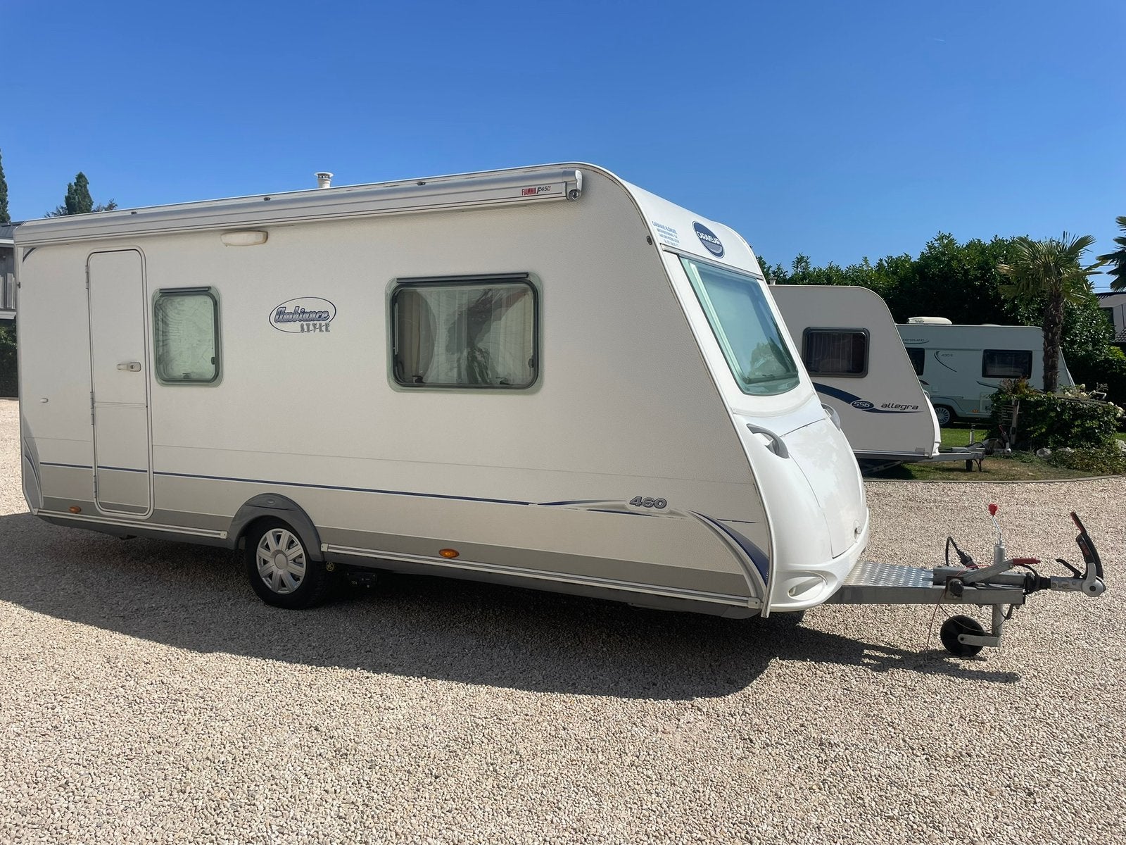 Caravelair 460, Queensbed, Mover, Voortent, Omnistor luifel, Rondzit, Bedrijf, Caravelair, Schokbreker