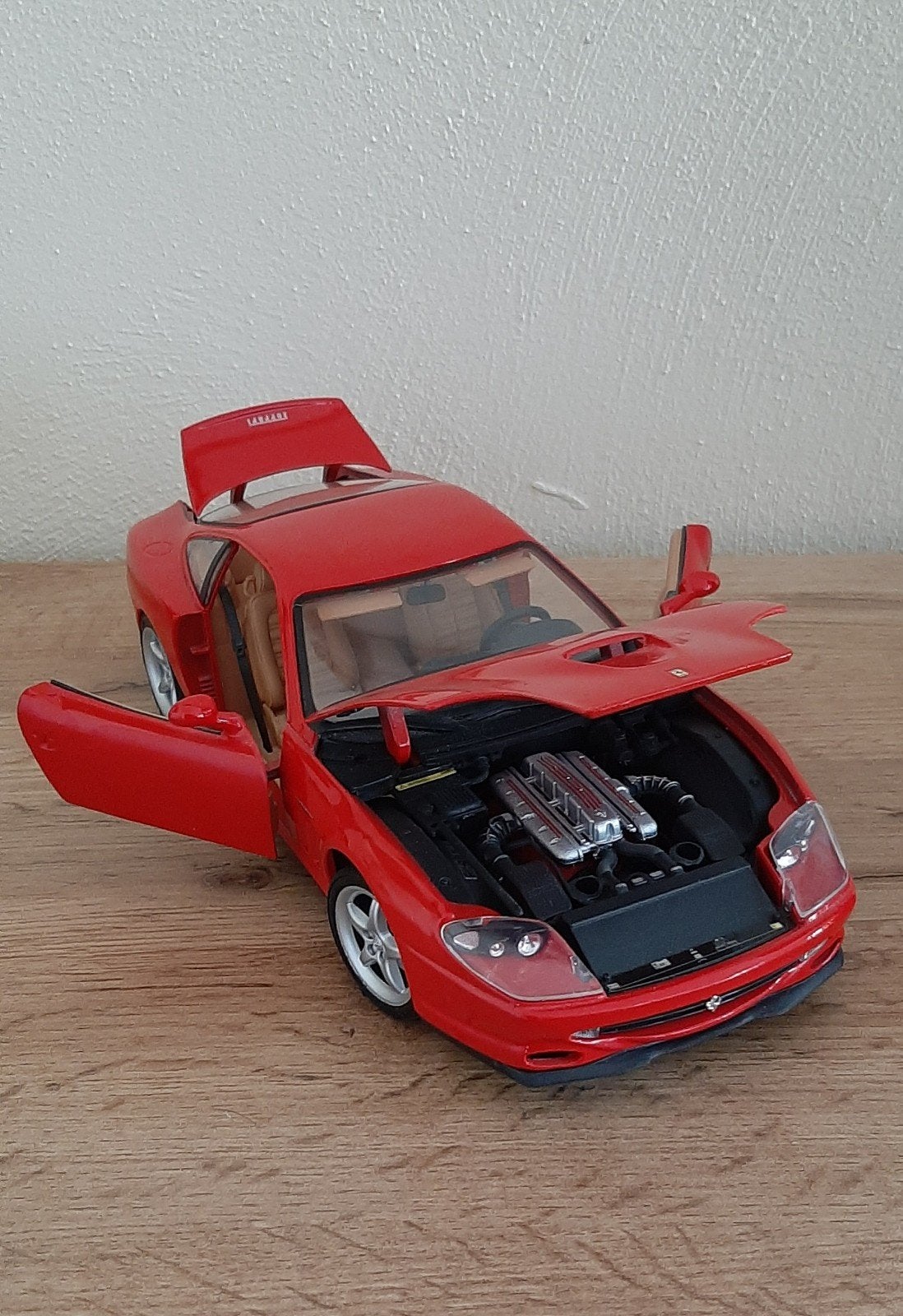 Ferrari 550 Maranello 1996 schaal 1:18.
Steeds in viterineka, Ophalen