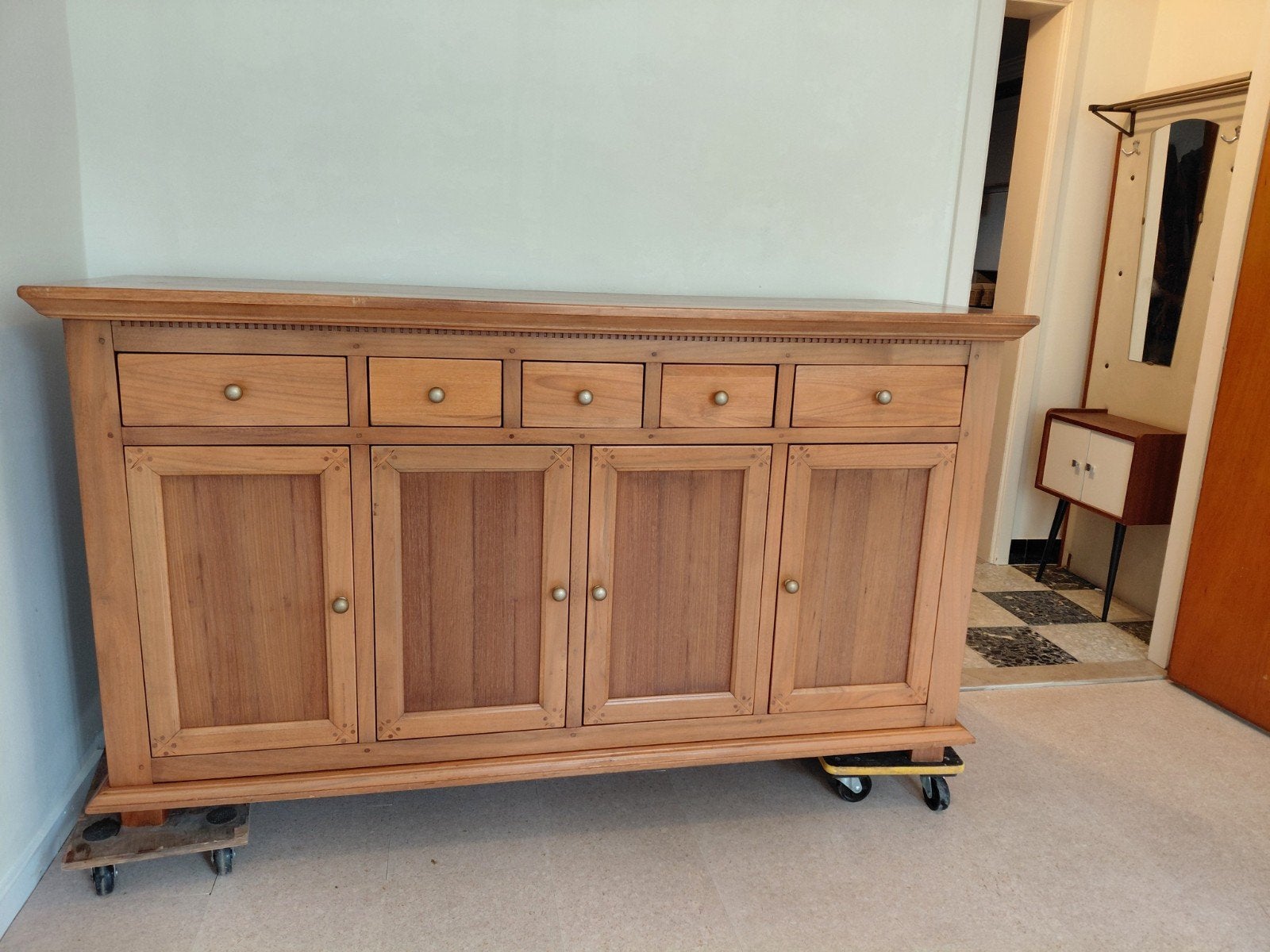 Degelijke houten dressoir, Ophalen