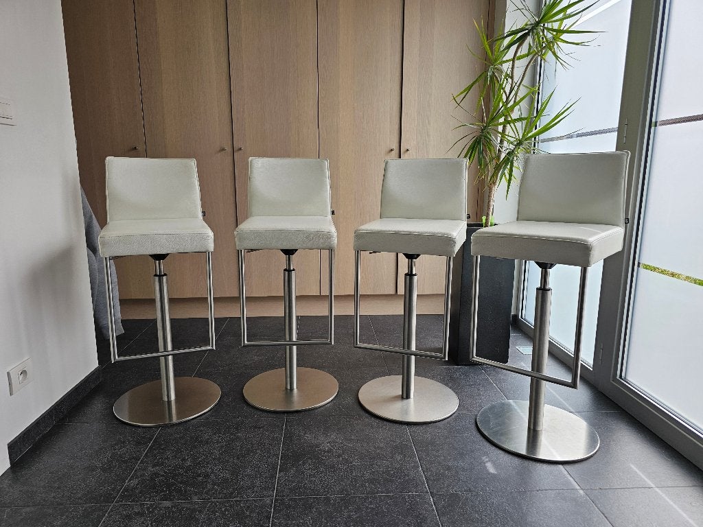 4 orginele witte KFF barkrukken, Huis en Inrichting, Barkrukken, Ophalen, Gebruikt, 60 tot 90 cm, 4 krukken