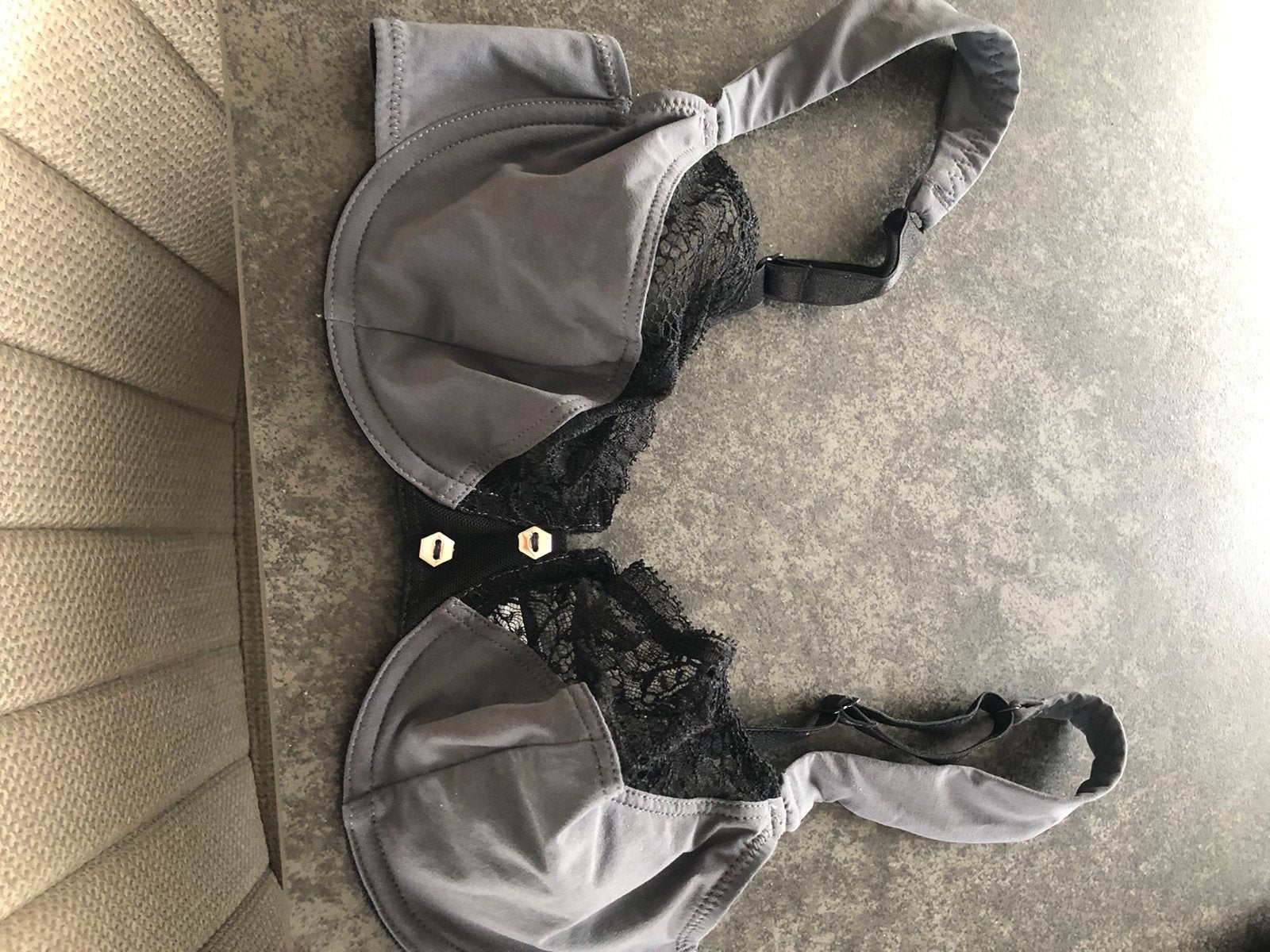 Soutien et slip, Enlèvement, Soutien-gorge