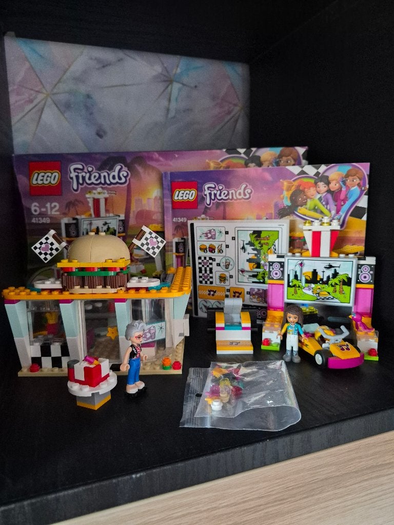 LEGO Friends 41349 Drifting Diner COMPLEET+NIEUWE stickers!, Ophalen, Lego, Friends, Zo goed als nieuw