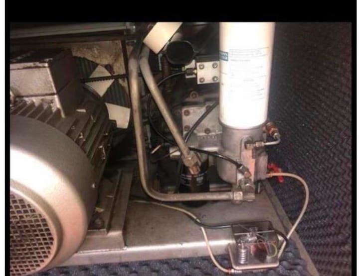 COMPRESSORS --factuur-schroefcompressor -goed en-goedkoop!, Ophalen, Gebruikt, 6 tot 10 bar, Mobiel