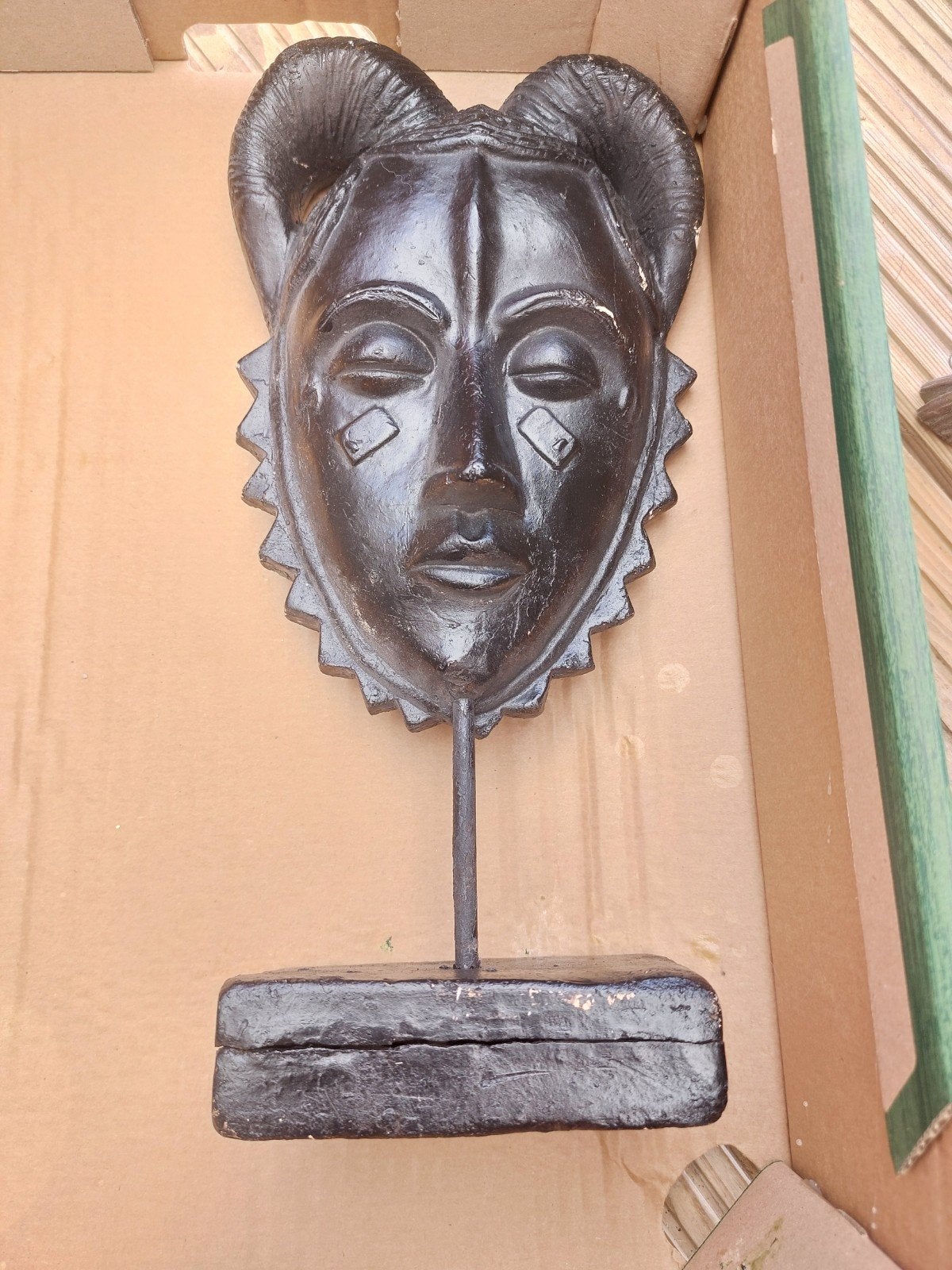 masque africain, Afrikaans, Ophalen