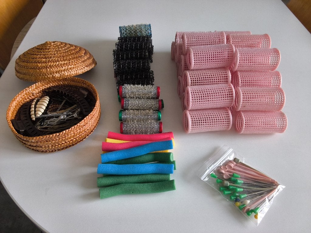 Lot de bigoudis et panier pinces et attaches cheveux, Enlèvement ou Envoi, Utilisé, Épingle à cheveux