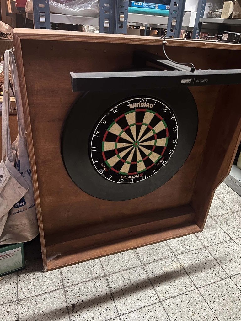 Complete dartkast, Sport en Fitness, Ophalen, Zo goed als nieuw, Dartbord