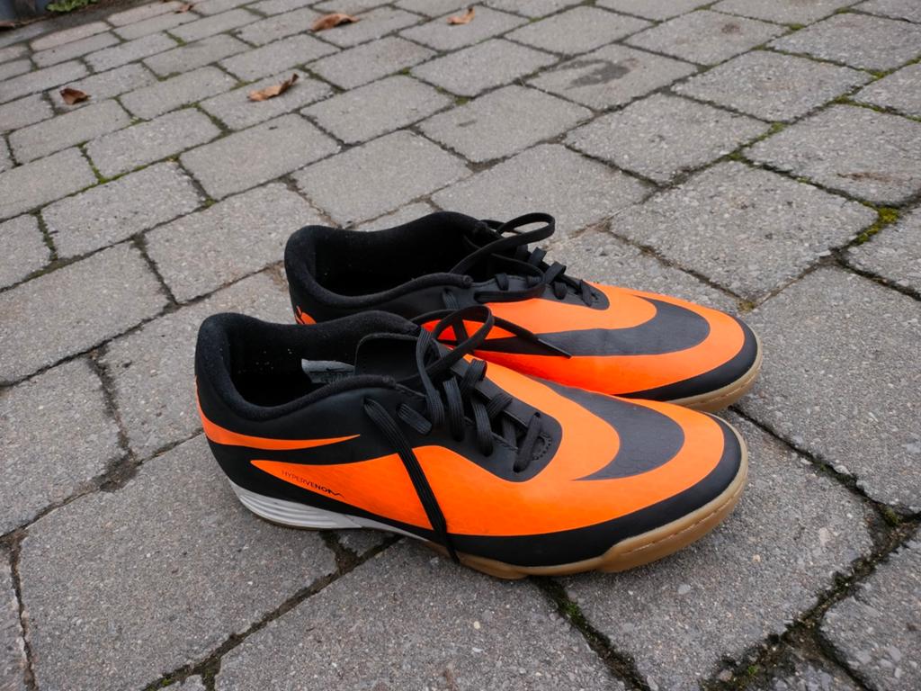 Zaalvoetbalschoenen Nike in goede staat maat 42/43, Sport en Fitness, Ophalen, Nike