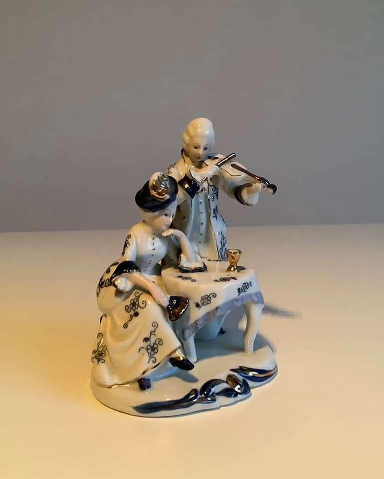 belle figurine romantique en porcelaine bleue, Antiquités & Art, Antiquités | Porcelaine, Enlèvement ou Envoi