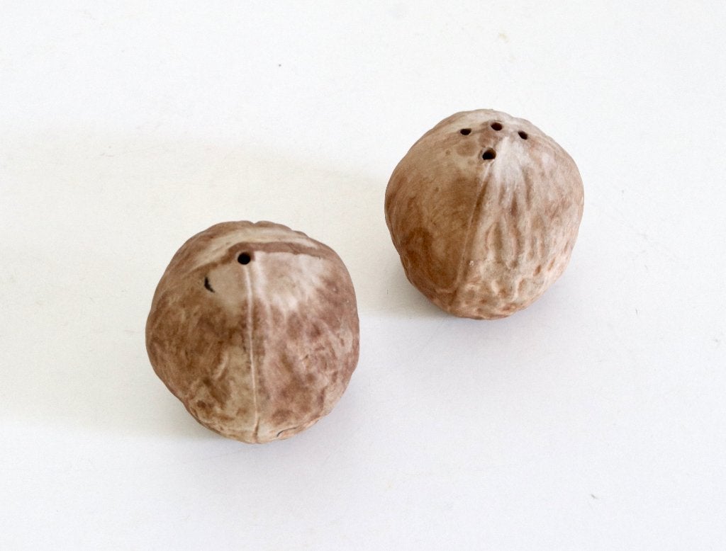 Stenen set peper- en zoutstelletjes in de vorm van walnoten, Ophalen of Verzenden