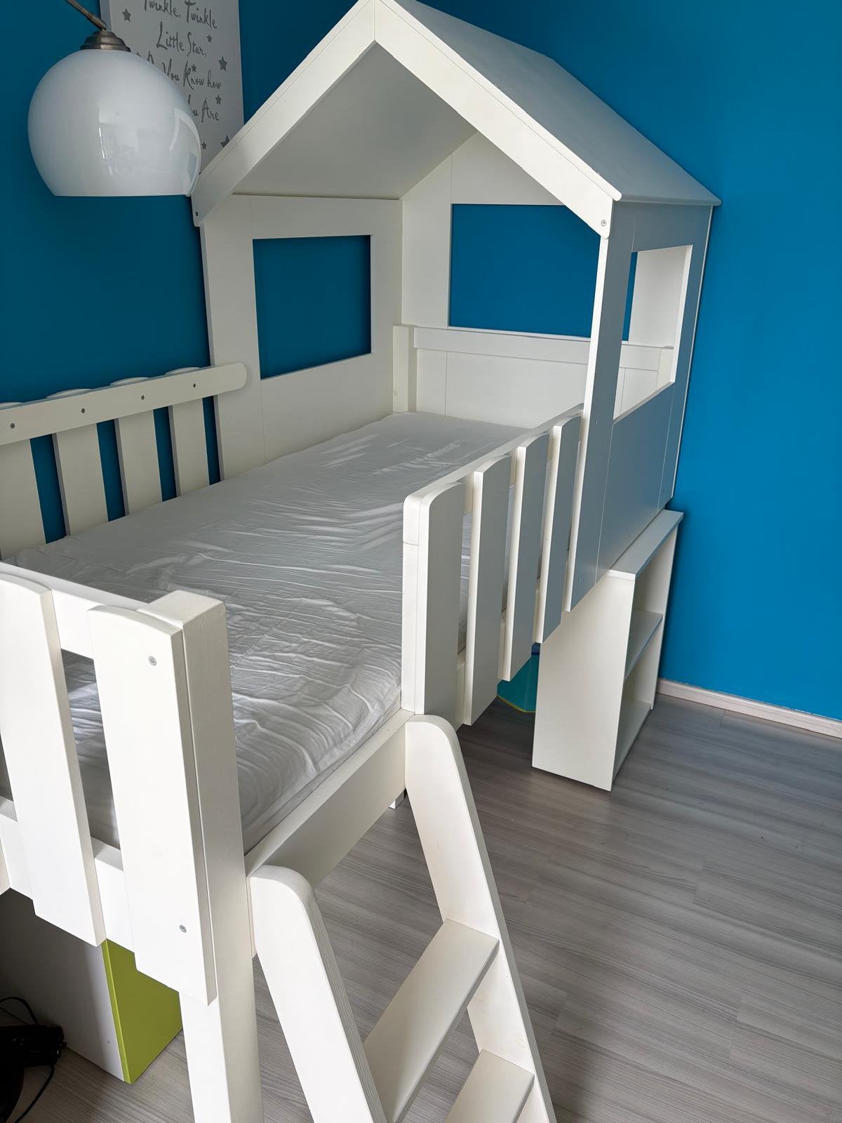 Wit kinderbed/halfhoogslaper met huisjesdak en bureau, Ophalen, Zo goed als nieuw, Halfhoogslaper