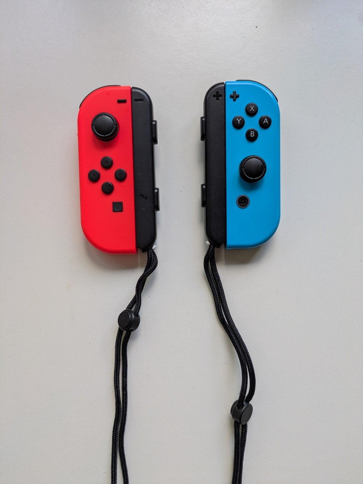 Joy-cons rood en blauw met straps, Consoles de jeu & Jeux vidéo, Enlèvement ou Envoi, Sans fil, Utilisé, Switch