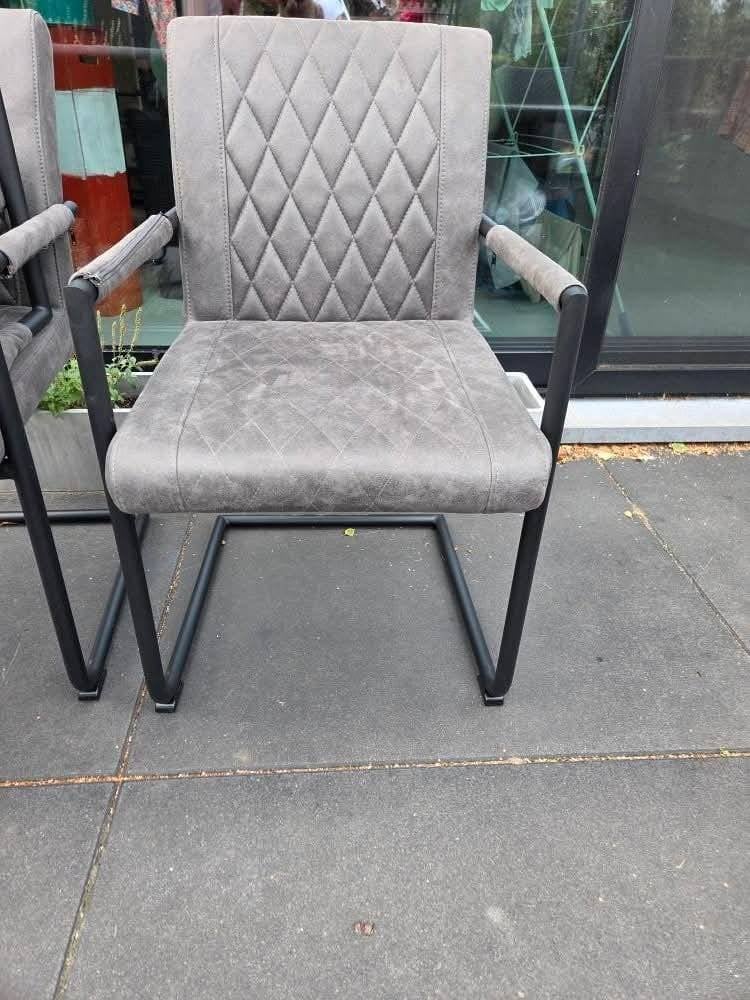 4 moderne eetkamerstoelen met armleuningen, Ophalen, Zo goed als nieuw, Metaal, Vier