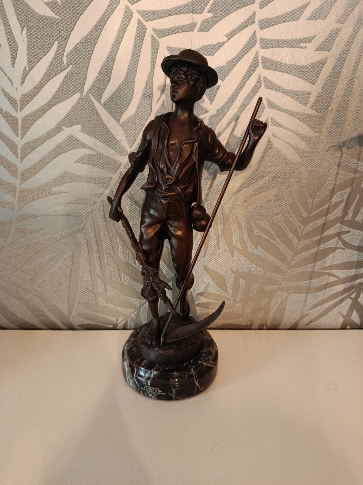 Bronzen beeld van een man, Enlèvement