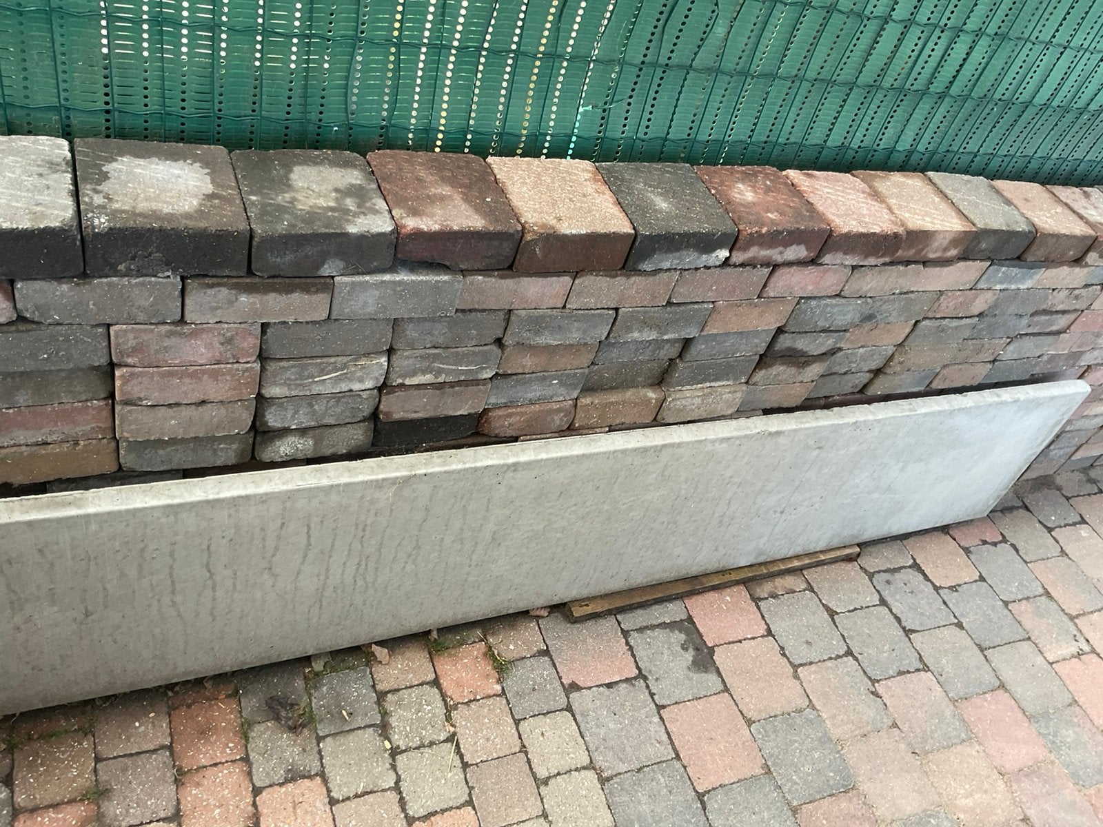 Gratis klinkers en boordsteen/betonplaat, Tuin en Terras, Ophalen, Overige materialen, Klinkers, Zo goed als nieuw