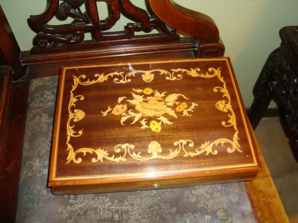 Boîte à musique/boîte à bijoux en marqueterie de Sorrente., Enlèvement