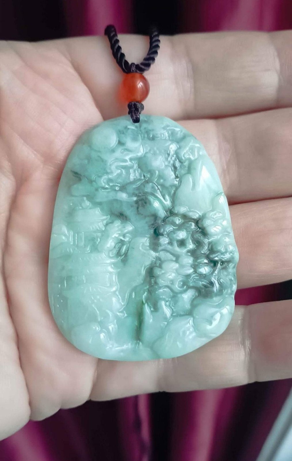 Pendentif sculpté en jadeite avec certificat, Neuf, Pierre ou Minéral, Avec pierre précieuse, Vert