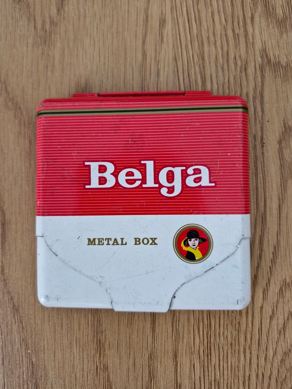 Boîte à cigarettes en métal Belga (8,5 x 9 cm), Collections, Enlèvement ou Envoi, Utilisé, Ustensile