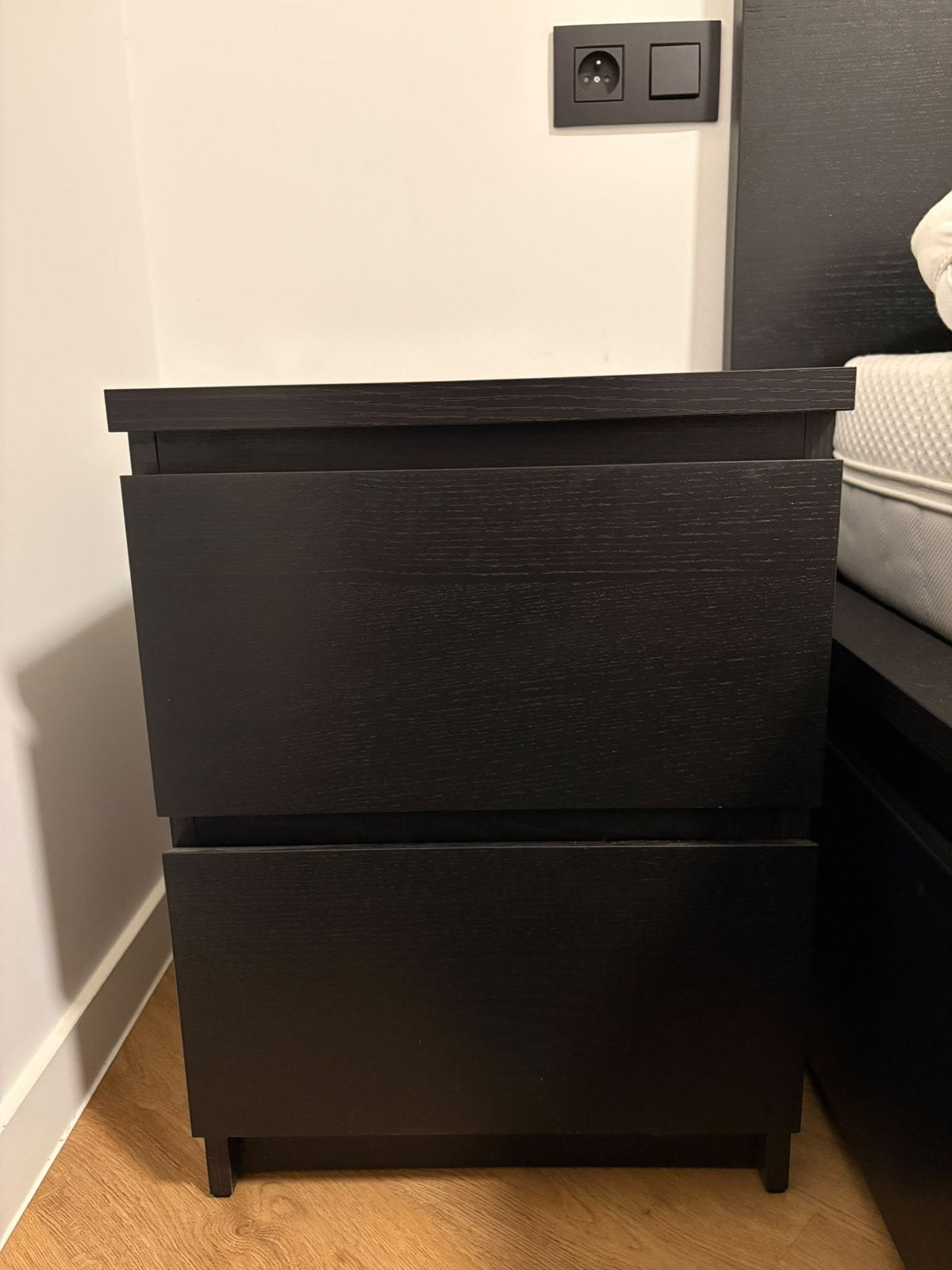 2 tables de chevet IKEA STORKLINTA noir-brun (2 tiroirs), Maison & Meubles, Enlèvement, Comme neuf