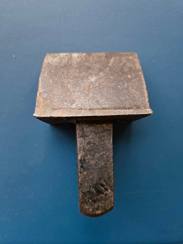 Attache à enclume., Enlèvement
