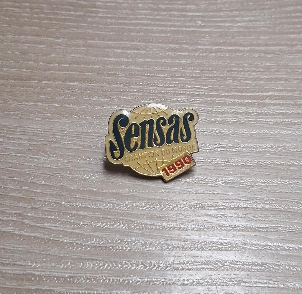 PIN - SENSAS - VIS - FISH - POISSON - PÊCHE - VISSEN, Enlèvement ou Envoi, Utilisé, Marque, Insigne ou Pin's