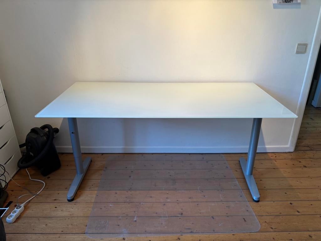Bureau Ikea Galant, glazen blad, Huis en Inrichting, Bureaus, Ophalen, Gebruikt