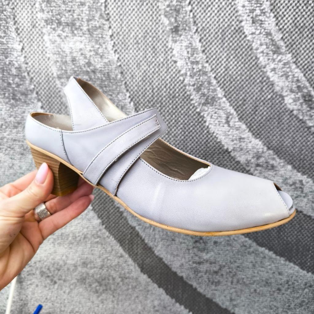 pump met open teen Livingstone Women grijs leer, Kleding | Dames, Ophalen of Verzenden, Zo goed als nieuw, Grijs