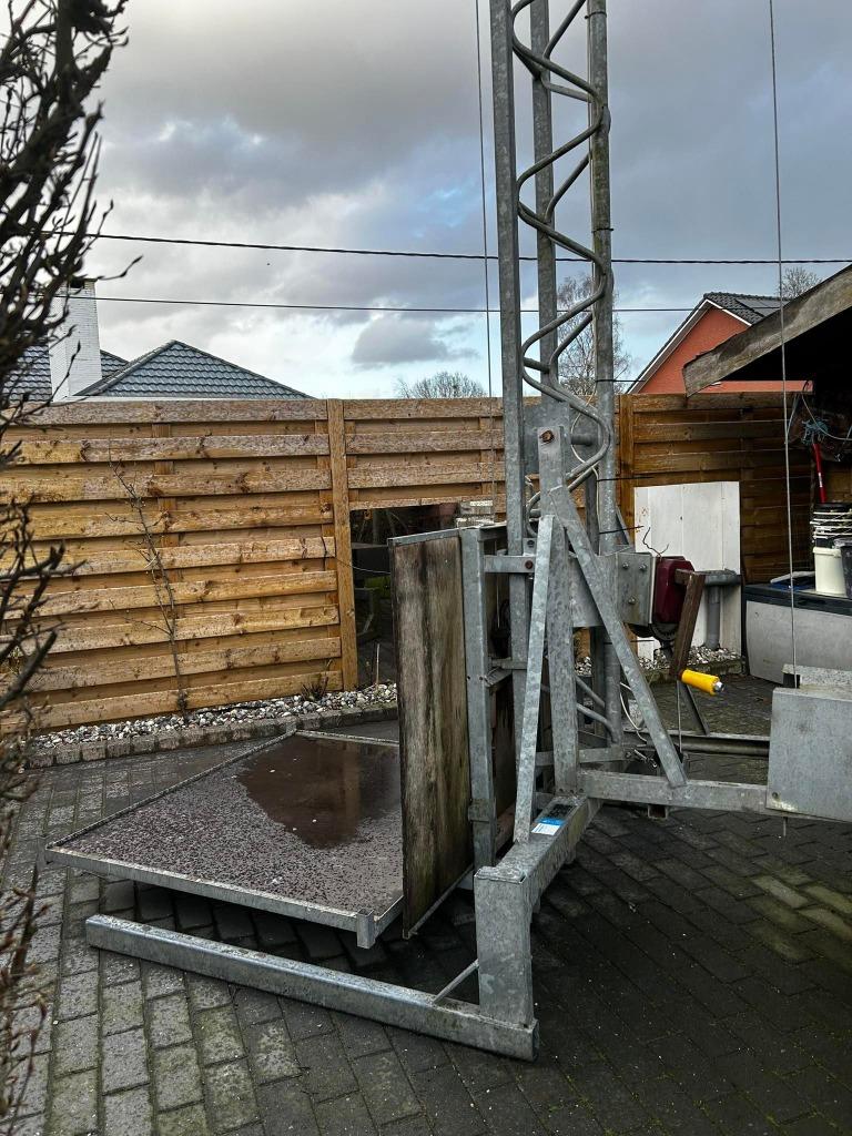 bouwlift te huur, Ophalen, Zo goed als nieuw, Bouwlift