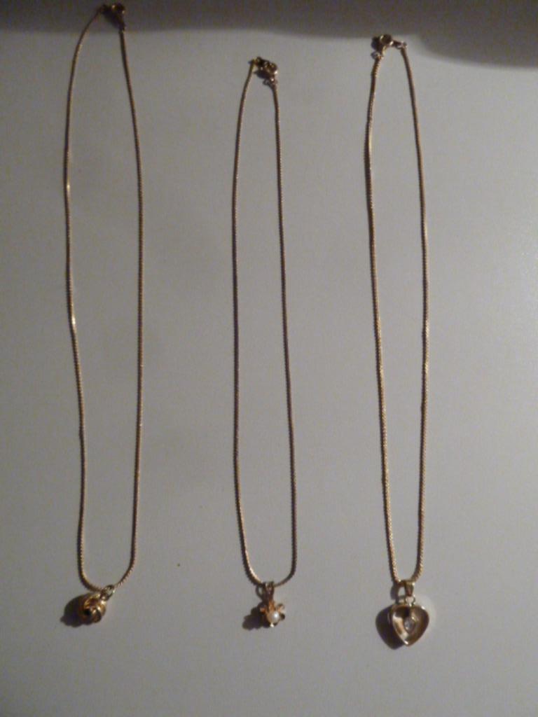 3 chaines dorées et 2 pendentifs, Enlèvement ou Envoi, Or, Comme neuf, Autres matériaux