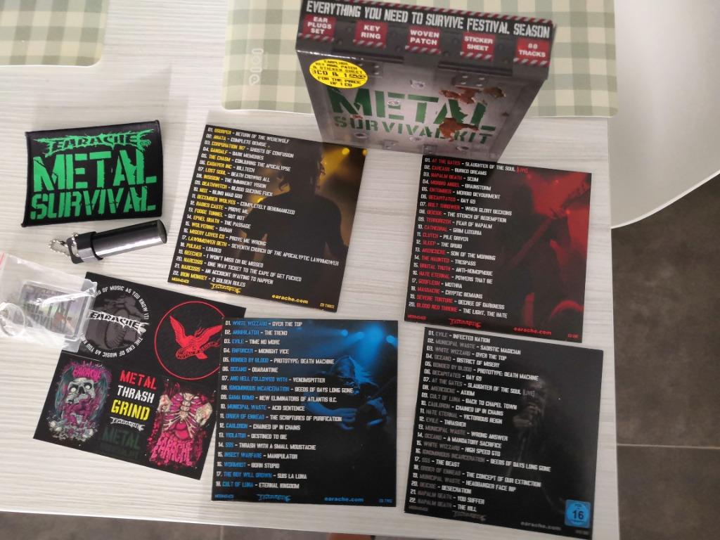 METAL SURVIVAL KIT (3 CD + 1 DVD + extra's), Cd's en Dvd's, Cd's | Hardrock en Metal, Zo goed als nieuw, Ophalen of Verzenden
