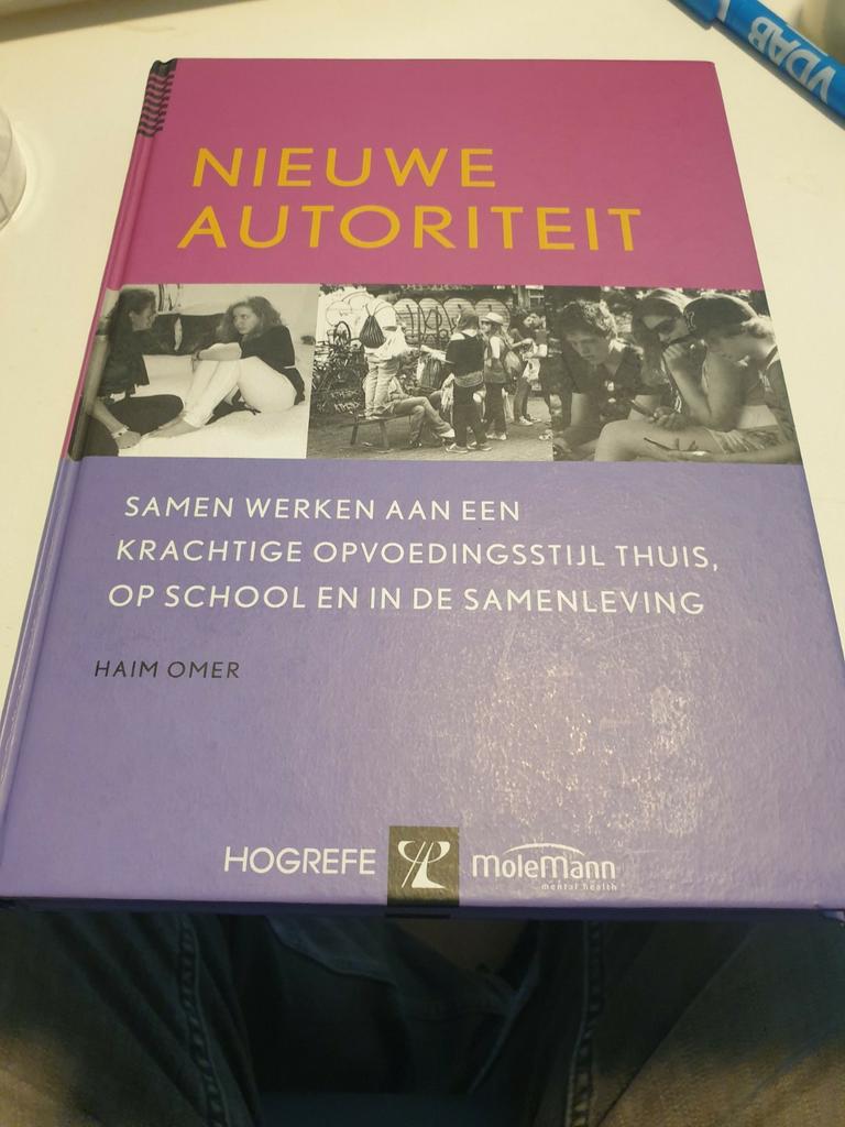 Haim Omer - Nieuwe autoriteit. OPVOEDINGSTIJL 2011   1e DRUK, Ophalen of Verzenden, Zo goed als nieuw, Haim Omer