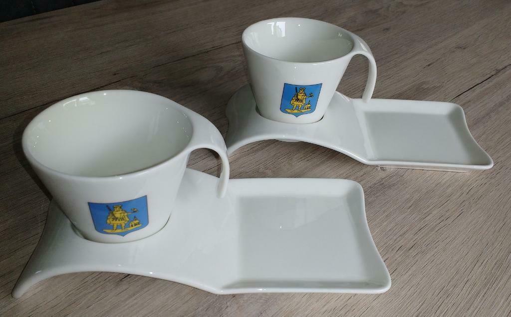 2 Koffiekoppen + onderzetborden met wapenschild van Wilrijk, Enlèvement, Neuf, Tasse(s) et/ou soucoupe(s)