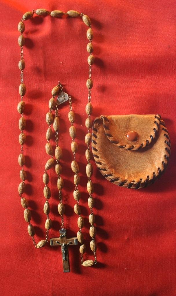 chapelet perle de bois forme noyau avec etui, Enlèvement ou Envoi