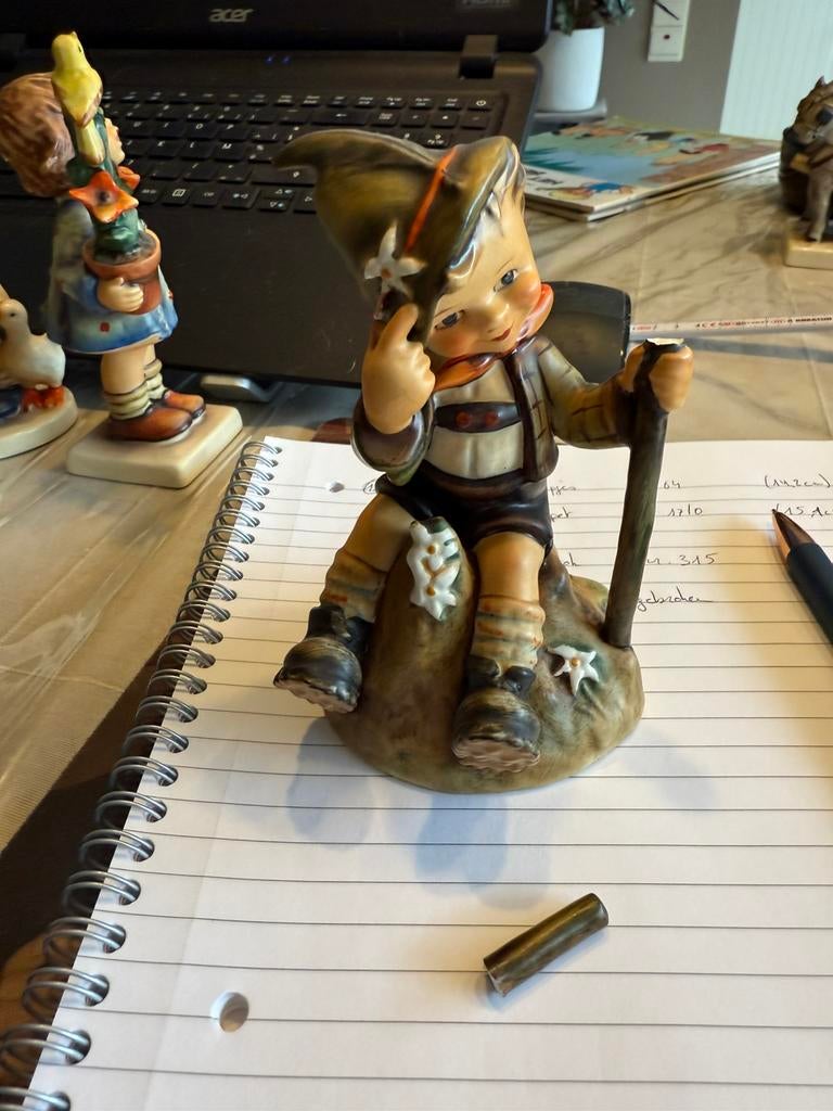Hummel - zitten jongen, stok - nr315 12,4cm, Ophalen, Zo goed als nieuw