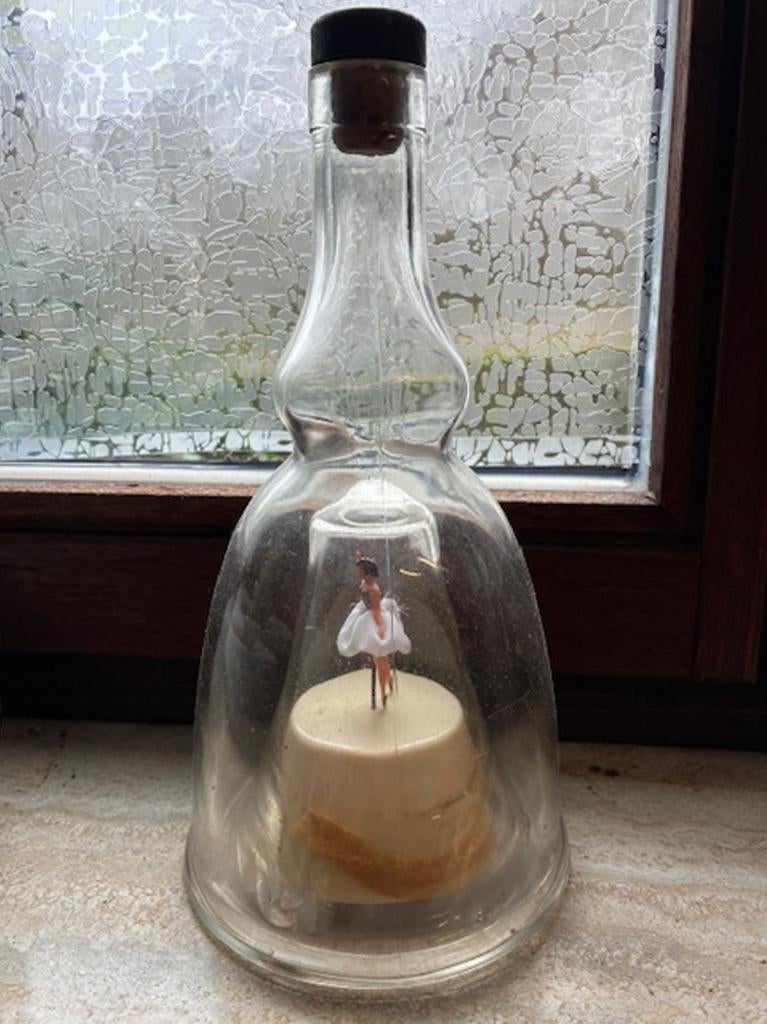 Muzikale fles met balerina, Enlèvement