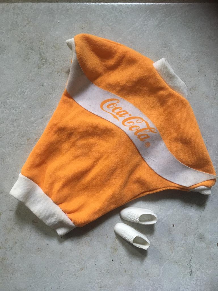 Barbie coca cola outfit retro, Enfants & Bébés, Jouets | Poupées, Enlèvement ou Envoi