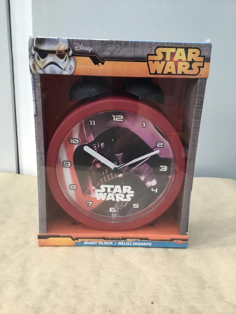 Grande horloge Star Wars en forme de réveil neuve, Collections, Star Wars, Enlèvement ou Envoi, Neuf, Ustensile
