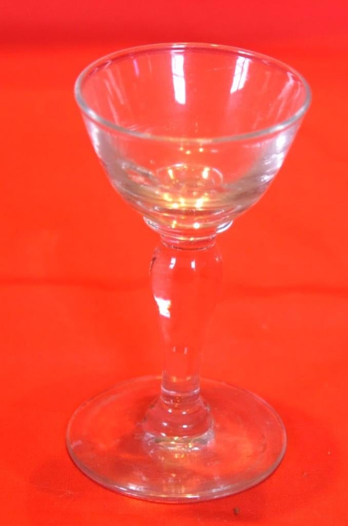 verre a liqueur sur pied guioché (20), Antiquités & Art, Enlèvement ou Envoi