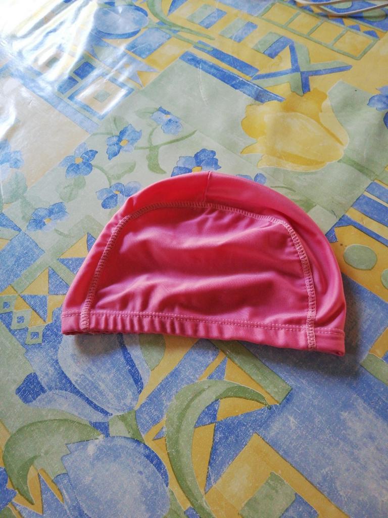 Bonnet de bain fille. Nylon. 42cm de tour de tête., Enlèvement ou Envoi, Comme neuf, Fille