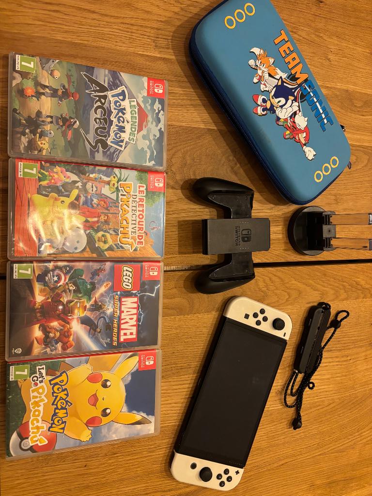 Switch Oled + 4 jeux, Games en Spelcomputers, Spelcomputers | Nintendo Switch, Gebruikt, Switch OLED, Met 2 controllers, Met games