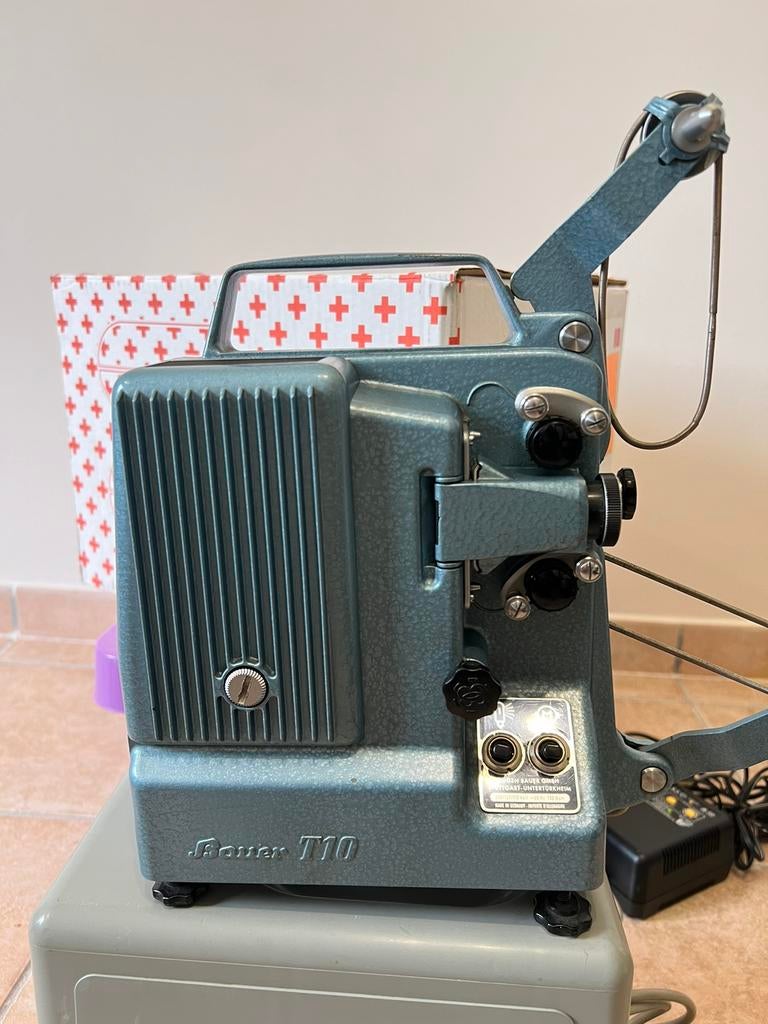 Bauer T-10, Projecteur
